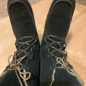 Timberland leather boots in a black SZ 9. Lace up.